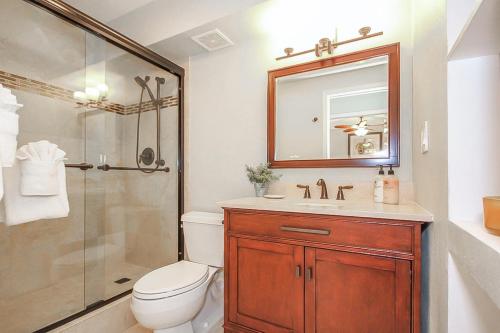 科洛阿Kuhio Shores 208的浴室配有卫生间、盥洗盆和淋浴。