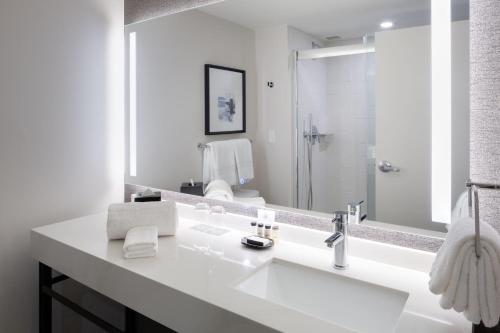 温莎洛克斯哈特福德布拉德利机场喜来登酒店的白色的浴室设有水槽和镜子