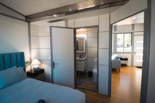 卡那封Norwesta Lifestyle Park的一间卧室配有一张床和一面大镜子