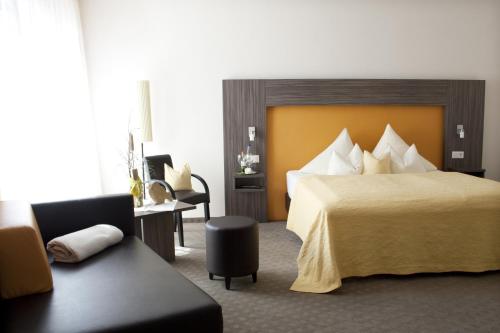 埃尔丁林奈酒店的酒店客房,配有床和沙发
