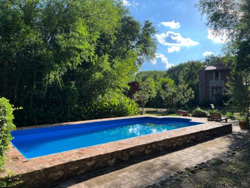 拉库布蕾Cabañas Lomita San Luis的一座带砖墙的庭院内的游泳池