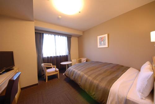 小牧市格兰蒂亚小牧路线酒店的酒店客房,配有床和电视