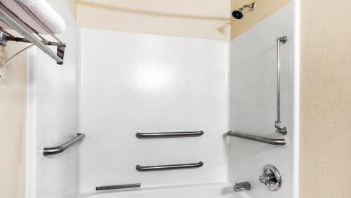 蒙哥马利Home 1 Suites Extended Stay的带淋浴和盥洗盆的浴室