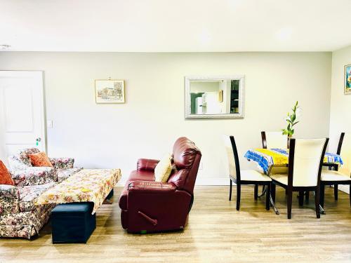 滨湖尼亚加拉Cozy 3-bedroom farmhouse in wine-country的客厅配有沙发和桌子