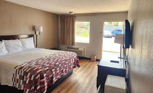 孟菲斯Red Roof Inn Memphis - Airport的酒店客房设有床和窗户。