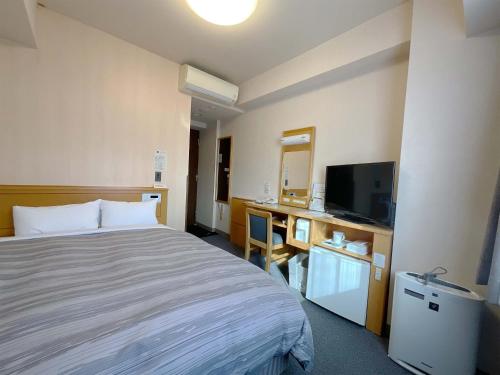 会津若松会津若松市茹特酒店的酒店客房配有一张床和一张书桌及一台电视