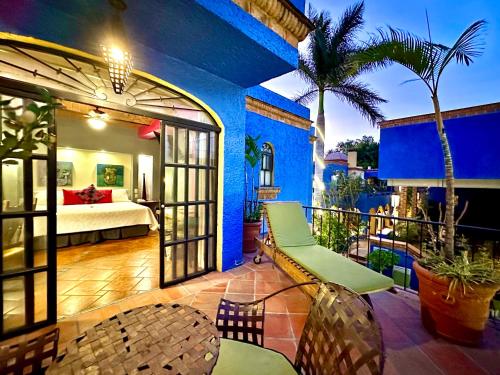 瓜达拉哈拉恩斯韦诺别墅精品酒店的酒店客房设有一张床和一个阳台。