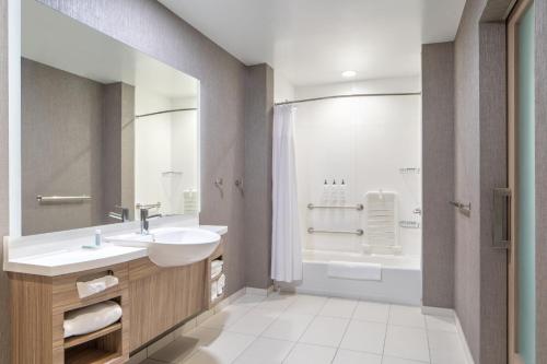 哥伦比亚SpringHill Suites by Marriott Columbia near Fort Jackson的浴室配有盥洗盆、卫生间和浴缸。