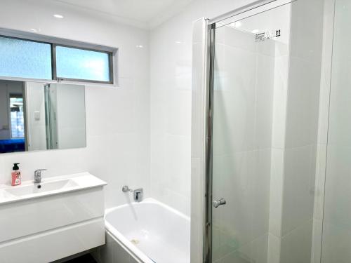 艾利斯斯普林斯Grabber- Three bedroom charm in Alice Springs的带淋浴和盥洗盆的白色浴室
