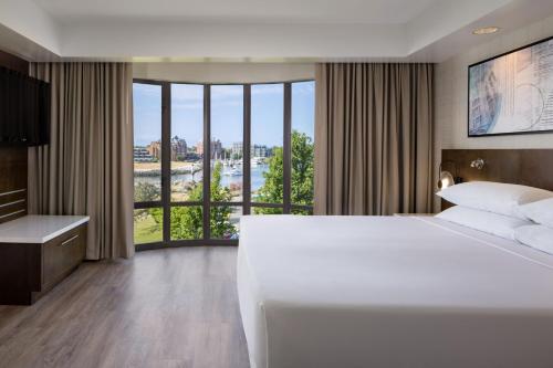 维多利亚维多利亚三角洲观海点Spa度假酒店的一间酒店客房,设有一张大床和一个大窗户