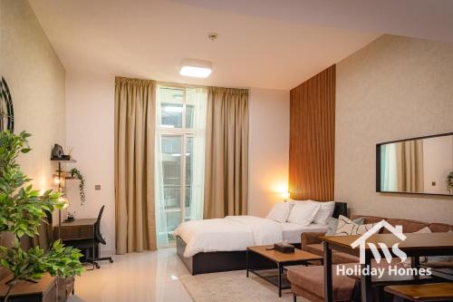迪拜The Urban Oasis - Serenity的酒店客房设有床和客厅。