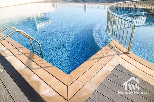 迪拜The Urban Oasis - Serenity的通往游泳池的带楼梯的游泳池