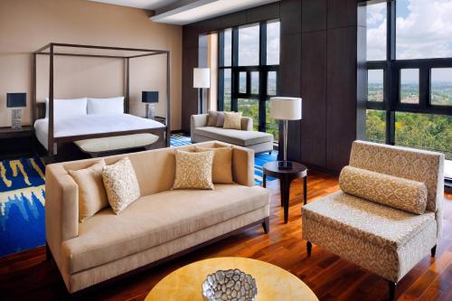 基加利基加利万豪酒店的客厅配有沙发和1张床