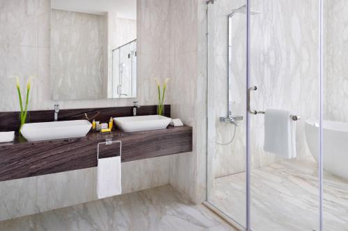 基加利基加利万豪酒店的一间带两个盥洗盆和淋浴的浴室