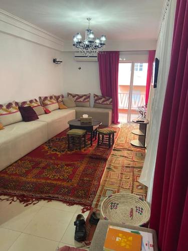 马拉喀什appartement dans résidence Marrakech avec piscine的客厅配有沙发和桌子