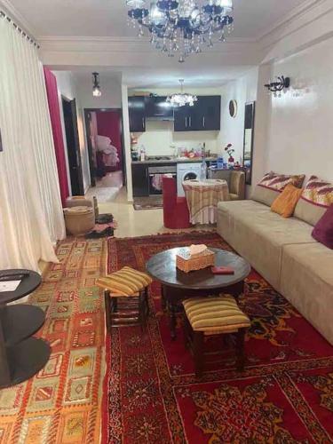 马拉喀什appartement dans résidence Marrakech avec piscine的客厅配有沙发和桌子