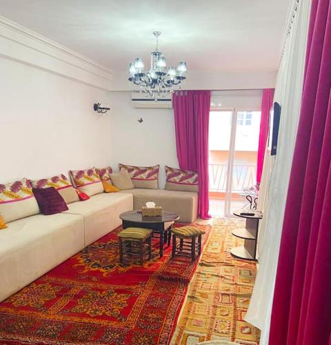 马拉喀什appartement dans résidence Marrakech avec piscine的客厅配有沙发和桌子