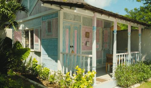 蓝梦岛Sandy Bay的一个小房子,设有门廊和门