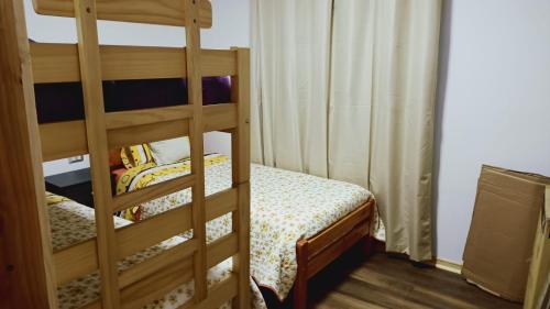 柯纳里佩Cabaña en Coñaripe Sector Termas Geométricas的一间卧室配有一张双层床和梯子