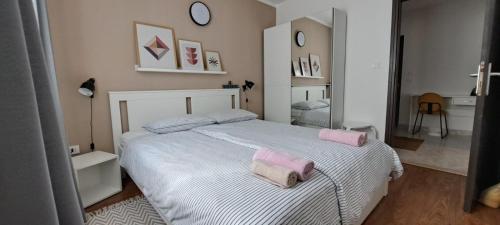 诺维格勒伊斯特拉Apartments Mari的一间卧室配有一张带两个粉红色枕头的床