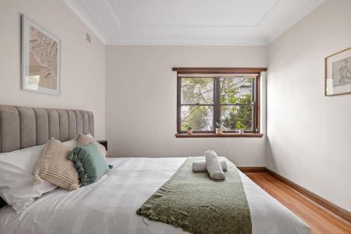 悉尼Signature Queen Room in Auburn的一间卧室设有一张大床和窗户