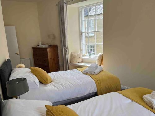 Duns7A Murray Street的一间卧室设有两张床和窗户。