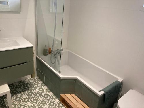 Les Tourellières的带淋浴和盥洗盆的浴室