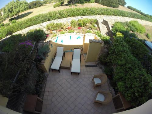 马里纳·迪·波迪斯科Luxury Apartment Sardegna的享有带长椅和游泳池的天井的顶部景致。
