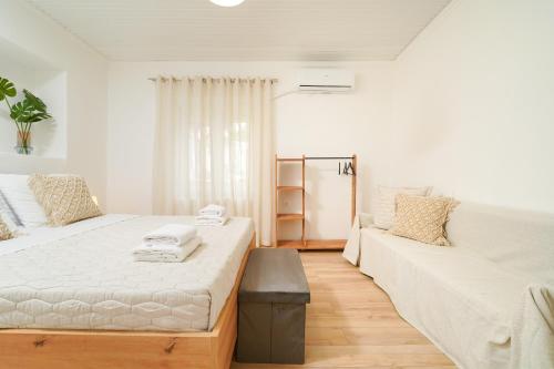 卡尔利拉基Marika's House的一间带两张床和一张沙发的卧室