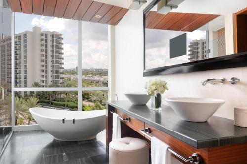 迈阿密海滩迈阿密巴尔港丽思卡尔顿度假村的一间带两个盥洗盆的浴室和一个大窗户