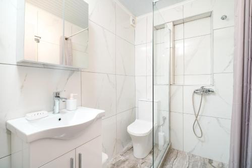 卡尔利拉基Marika's House的白色的浴室设有水槽和淋浴。