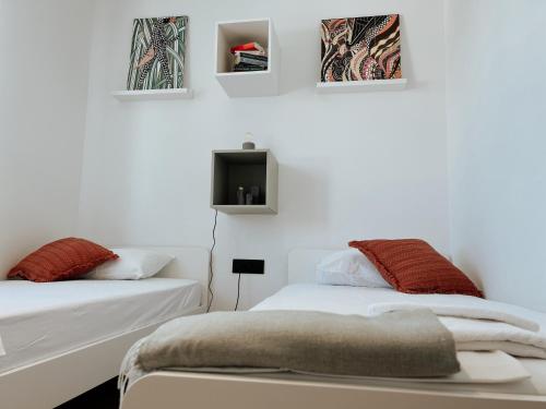 西利皮Dawn & Dusk - Modern Two Bedroom Apartment with Mountain Views的一间卧室设有两张床,墙上配有电视。