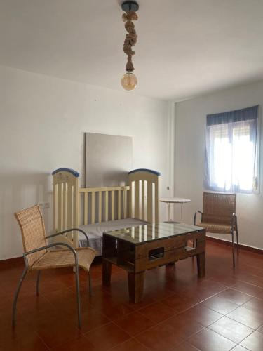 扎哈拉Casa Chiqui的配有一张床和一张桌子及椅子的房间