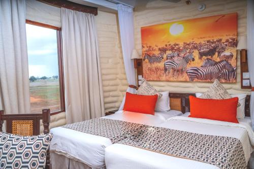 TsavoSalt Lick Safari Lodge的一张斑马图片的房间,有两张床