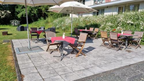 Kell观景酒店的一个带桌椅和遮阳伞的庭院