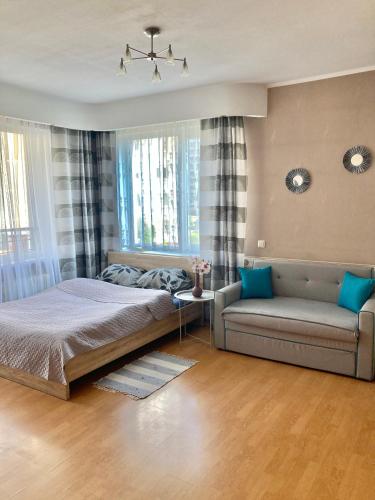 里加Apartment Saharova的一间卧室配有一张床和一张沙发