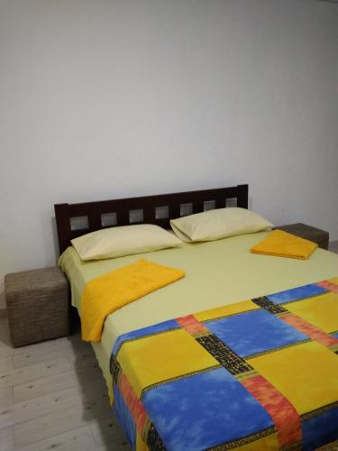 克里沃罗格Студія зі Смарт ТВ,кондиціонером的一间卧室配有两张带彩色毯子的床。
