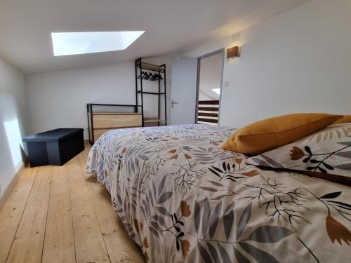 佩里格Maison avec Extérieur - Stationnement Gratuit的一间卧室配有一张床和被子