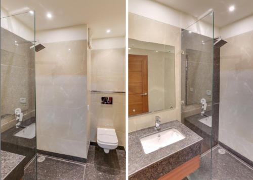占西Hotel Yatrik的一间带水槽、卫生间和镜子的浴室