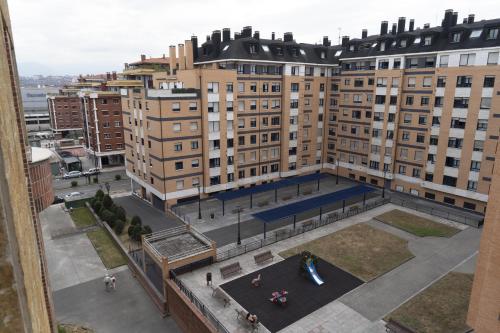 奥维多Acogedor Apartamento en Oviedo Frente al HUCA的城市空中景观高楼