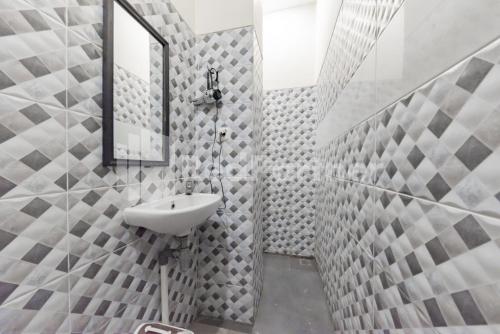 万隆Maleo Residence Bandung Mitra RedDoorz的一间带水槽和镜子的浴室