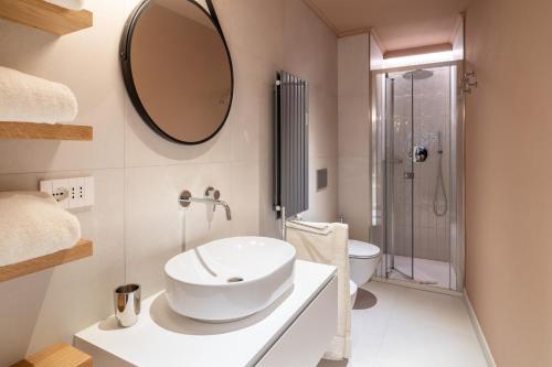奥斯塔Aosta Holiday Apartments - Sant'Anselmo的浴室设有水槽和墙上的镜子