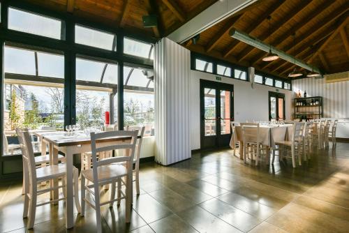 博洛尼亚奇塔迪博洛尼亚中央旅游酒店的用餐室设有桌椅和窗户。