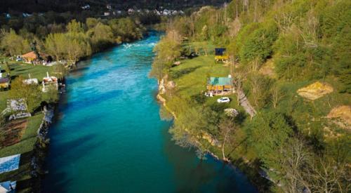 库伦瓦库夫Hacienda Burzić的享有蓝色河流的空中景致