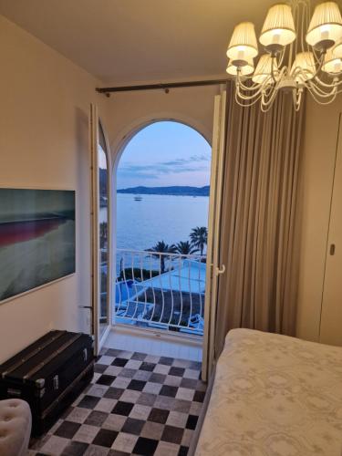 卡普戴尔Luxury 2-Bedroom Flat at the Seafront: Unforgettable Stay Near Monaco!的海景卧室