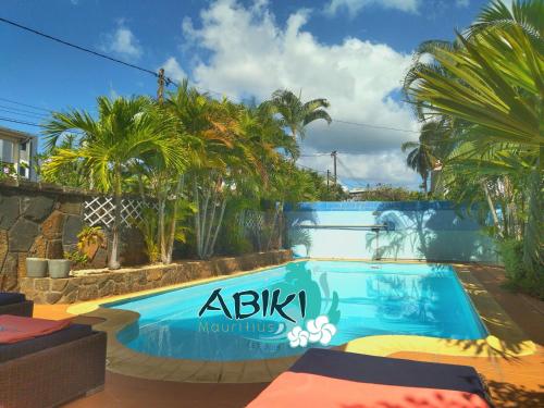 阿尔比恩Maya-Abiki Mauritius的棕榈树度假村内的游泳池