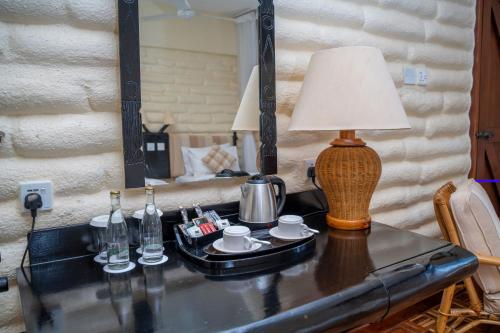 TsavoTaita Hills Safari Resort & Spa的一张桌子,里面装有灯和镜子