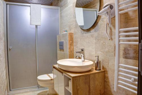 内夫谢希尔IVY Cappadocia的一间带水槽、卫生间和镜子的浴室