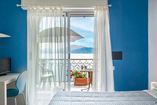 奥杰比奥卡萨埃维拉公寓酒店的一间卧室设有海景窗户