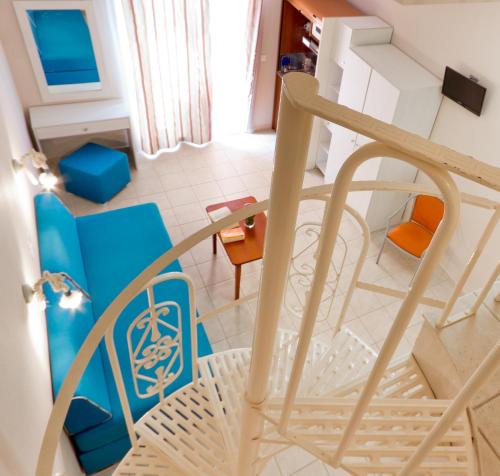 斯卡拉拉乔伊Aegean Sun Hotel的享有客厅和用餐室的顶部景致